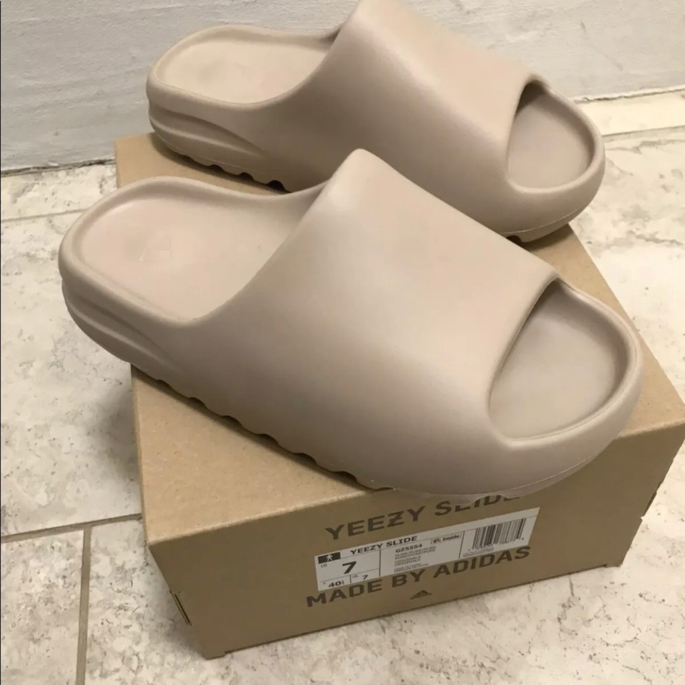 Yeezy Slides- Size 7